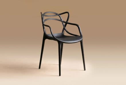 Sedia moderna nera con braccioli in stile minimalista, ideale per arredi contemporanei e uffici eleganti.