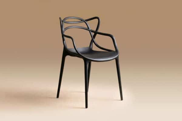 Sedia moderna nera con braccioli in stile minimalista, ideale per arredi contemporanei e uffici eleganti.