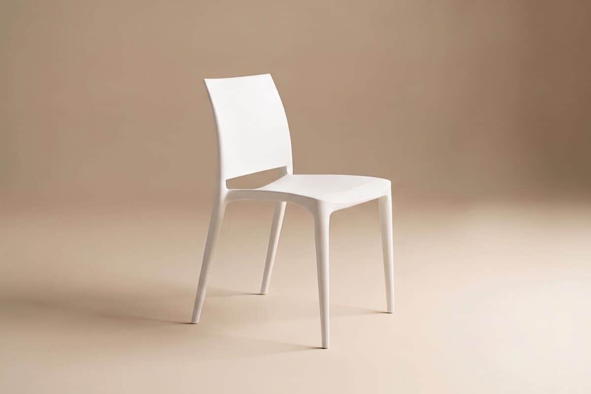 Sedia moderna bianca in stile minimalista su sfondo neutro, ideale per arredamento contemporaneo e uffici eleganti.