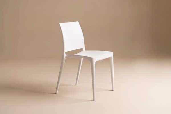 Sedia moderna bianca in stile minimalista su sfondo neutro, ideale per arredamento contemporaneo e uffici eleganti.