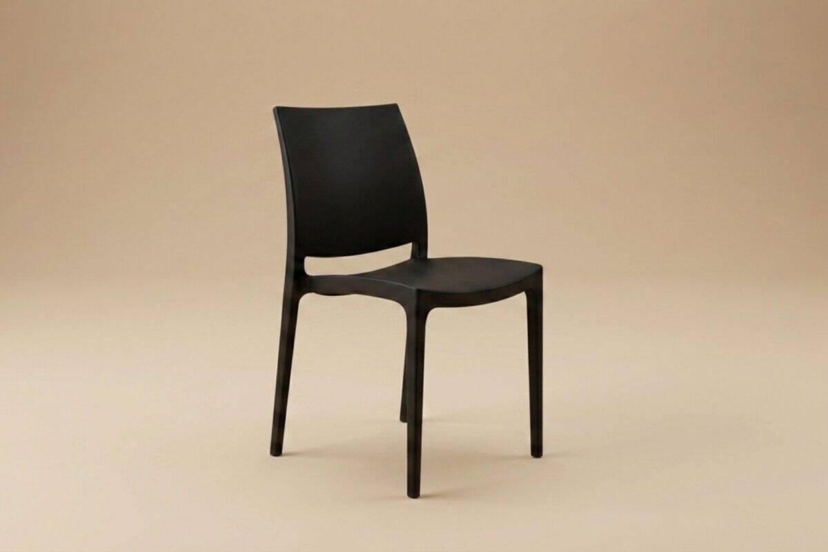 Sedia moderna nera con schienale curvo e seduta imbottita, ideale per ambienti eleganti e contemporanei.