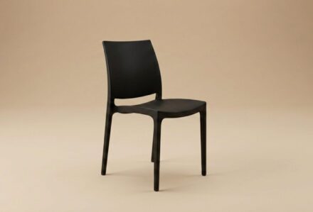 Sedia moderna nera con schienale curvo e seduta imbottita, ideale per ambienti eleganti e contemporanei.