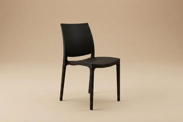 Sedia moderna nera con schienale curvo e seduta imbottita, ideale per ambienti eleganti e contemporanei.