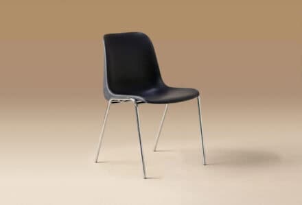 Sedia moderna nera con struttura in metallo, ideale per ufficio o sala d'attesa, con design minimalista e comfort.