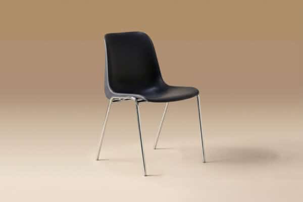 Sedia moderna nera con struttura in metallo, ideale per ufficio o sala d'attesa, con design minimalista e comfort.