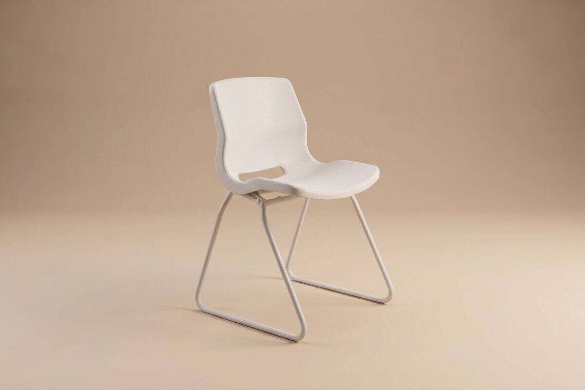 Sedia moderna bianca con struttura in metallo, design minimalista e elegante, ideale per ambienti contemporanei e uffici.