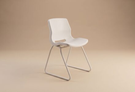 Sedia moderna bianca con struttura in metallo, design minimalista e elegante, ideale per ambienti contemporanei e uffici.