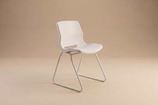 Sedia moderna bianca con struttura in metallo, design minimalista e elegante, ideale per ambienti contemporanei e uffici.