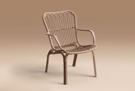 Sedia Ninfa in stile vintage con struttura in metallo e seduta in rattan, ideale per ambienti interni ed esterni.