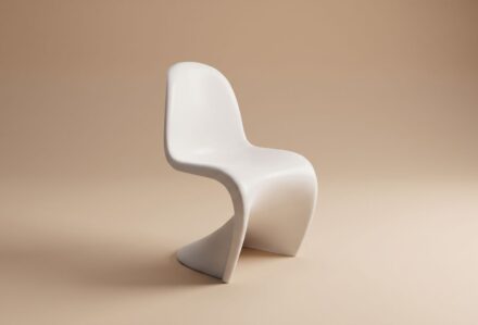 Sedia moderna bianca con design ergonomico e stile minimalista, ideale per ambienti contemporanei e uffici eleganti.