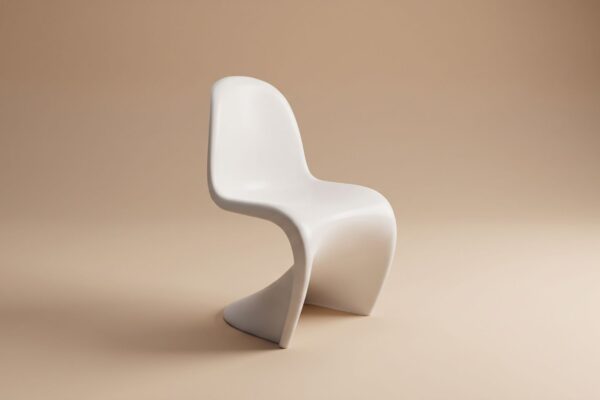 Sedia moderna bianca con design ergonomico e stile minimalista, ideale per ambienti contemporanei e uffici eleganti.