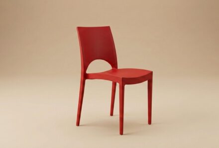 Sedia rossa moderna con schienale curvo e seduta imbottita, ideale per arredamento di interni eleganti.