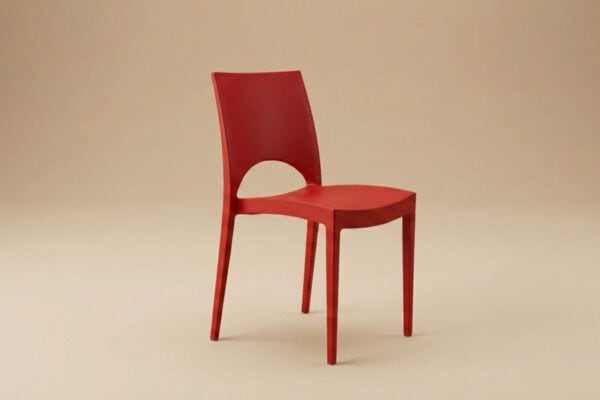 Sedia rossa moderna con schienale curvo e seduta imbottita, ideale per arredamento di interni eleganti.