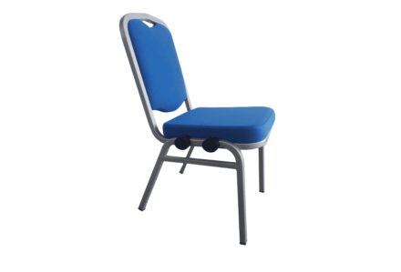 Sedia blu con struttura in metallo e schienale imbottito, ideale per eventi e conferenze.