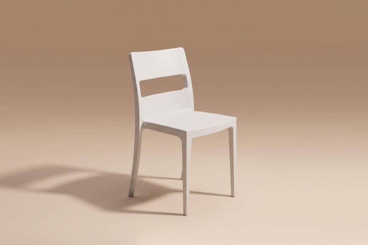 Sedia moderna bianca con design minimalista su sfondo beige, ideale per arredamento contemporaneo.