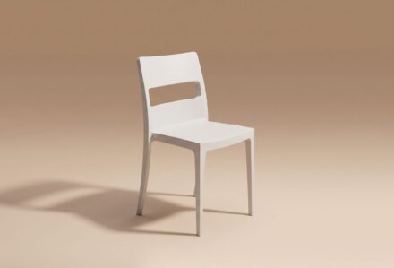 Sedia moderna bianca con design minimalista su sfondo beige, ideale per arredamento contemporaneo.