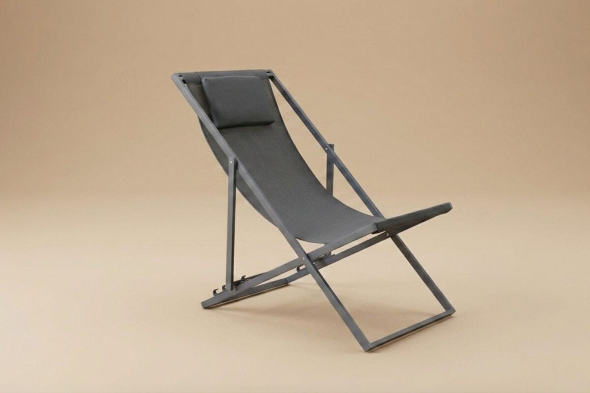 Sedia a sdraio pieghevole in metallo e tessuto grigio, ideale per il relax all'aperto, con struttura resistente e design compatto.