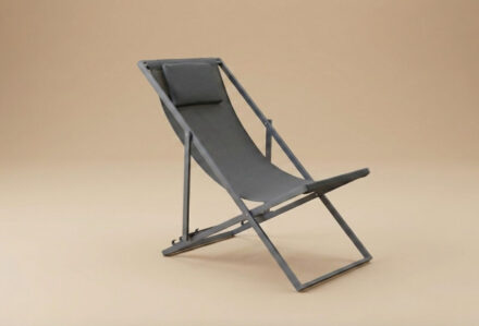 Sedia a sdraio pieghevole in metallo e tessuto grigio, ideale per il relax all'aperto, con struttura resistente e design compatto.