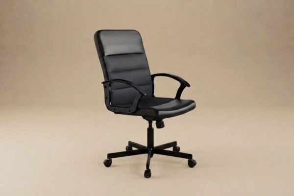 Sedia da ufficio ergonomica nera con braccioli e base a cinque ruote, ideale per ambienti di lavoro moderni e confortevoli.