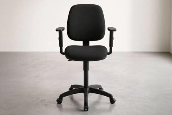 Sedia da ufficio nera con braccioli regolabili in un ambiente minimalista luminoso.