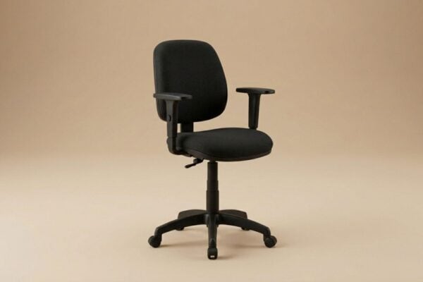Sedia da ufficio ergonomica nera con supporto lombare e ruote su sfondo neutro.