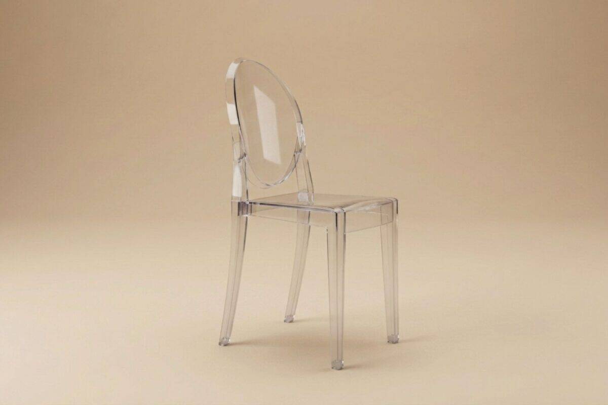 Sedia trasparente in acrilico con design moderno, ideale per arredamento di interni eleganti e minimalisti.