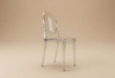 Sedia trasparente in acrilico con design moderno, ideale per arredamento di interni eleganti e minimalisti.