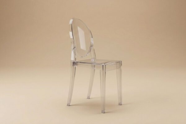 Sedia trasparente in acrilico con design moderno, ideale per arredamento di interni eleganti e minimalisti.