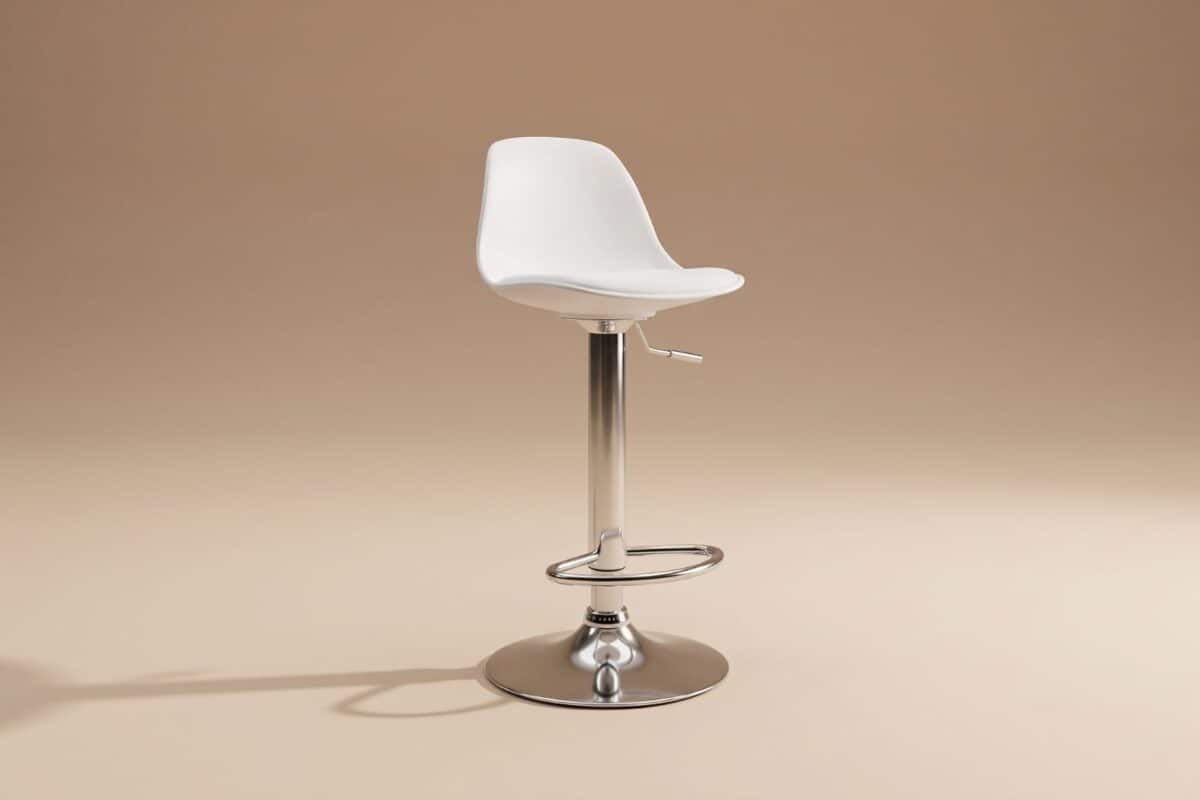 Sedia da bar con seduta bianca e base in metallo cromato, stile moderno e minimalista.