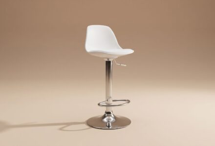Sedia da bar con seduta bianca e base in metallo cromato, stile moderno e minimalista.