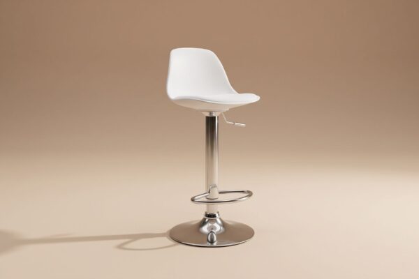 Sedia da bar con seduta bianca e base in metallo cromato, stile moderno e minimalista.