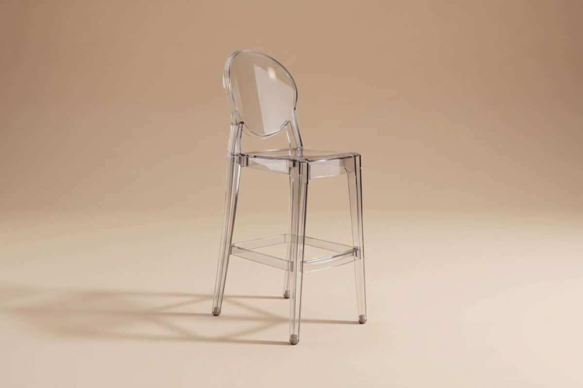 Sedia trasparente in plastica moderna, ideale per arredamento di interni eleganti e minimalisti.