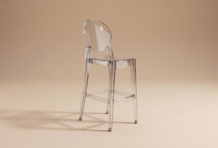 Sedia trasparente in plastica moderna, ideale per arredamento di interni eleganti e minimalisti.