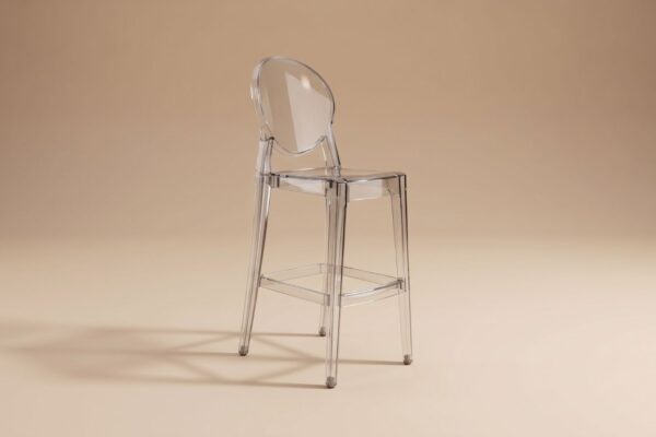 Sedia trasparente in plastica moderna, ideale per arredamento di interni eleganti e minimalisti.
