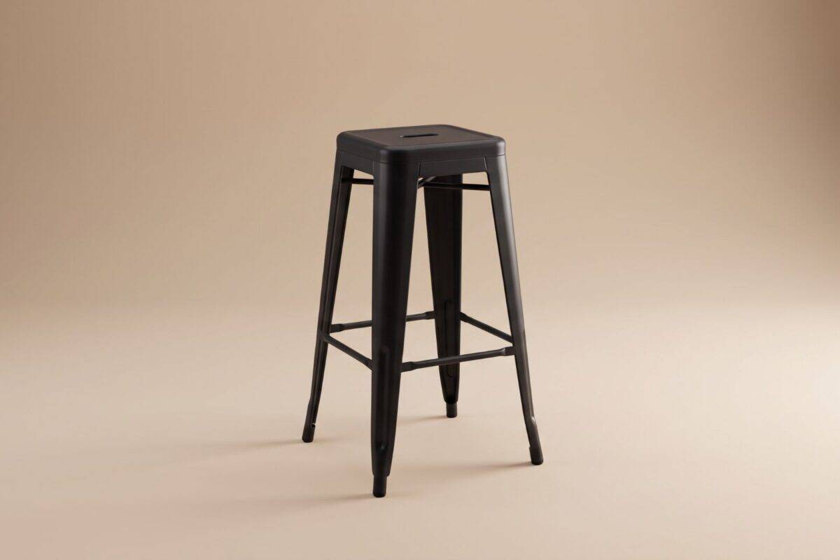 Sgabello nero in metallo con seduta quadrata, design moderno e minimalista, ideale per interni contemporanei.