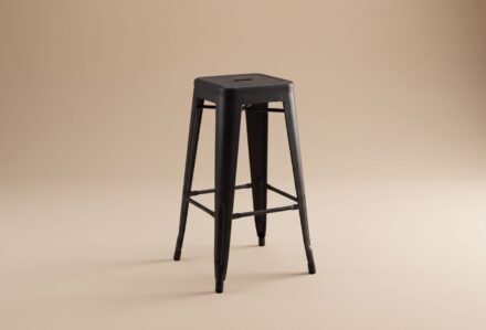 Sgabello nero in metallo con seduta quadrata, design moderno e minimalista, ideale per interni contemporanei.