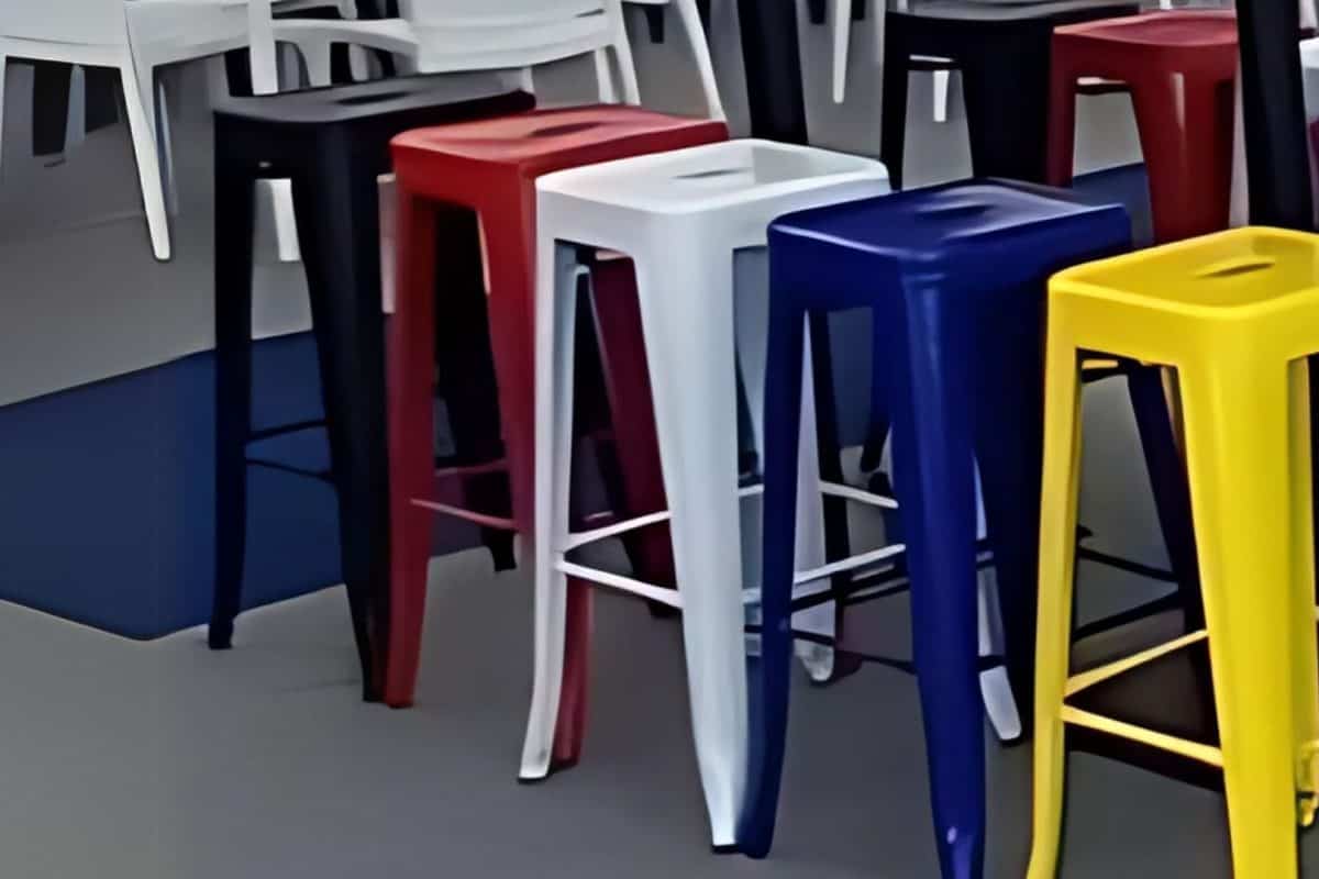 Lo sgabello in ferro con certificazione ignifuga classe 1, idonea per eventi, fiere e congressi.