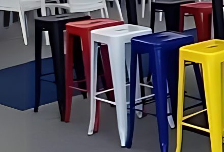 Lo sgabello in ferro con certificazione ignifuga classe 1, idonea per eventi, fiere e congressi.