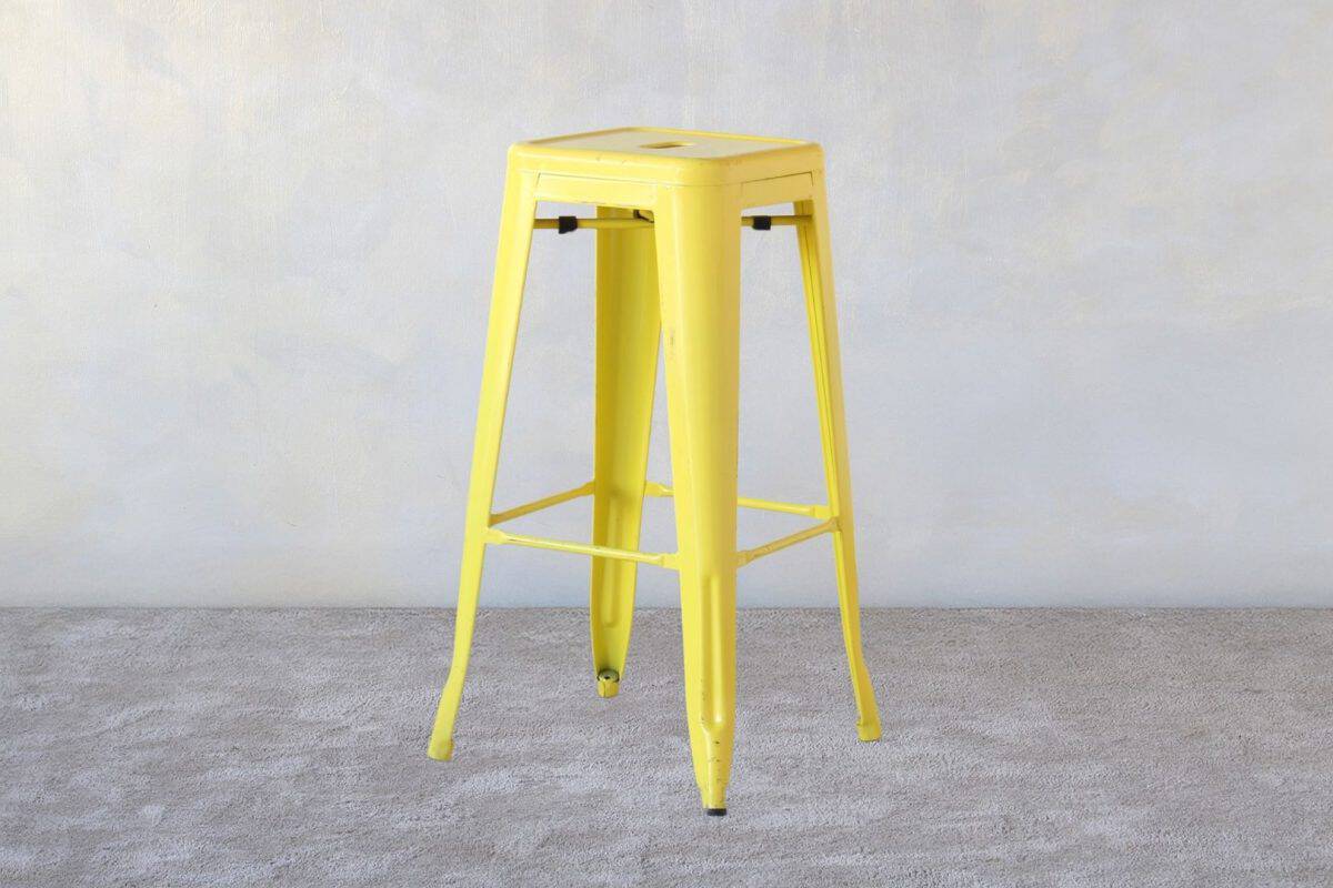 Lo sgabello in ferro con certificazione ignifuga classe 1, idonea per eventi, fiere e congressi.