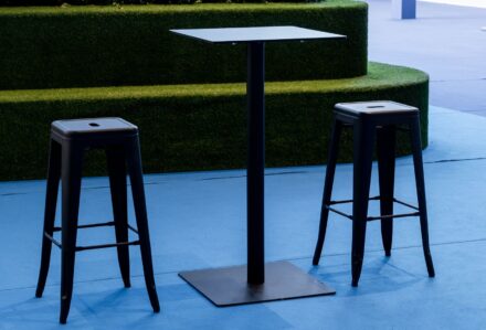 noleggio tavolino alto daiquiri nero con sgabelli industrial antracite con seduta in ferro alle nitto atp finals a Torino