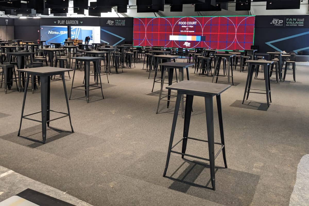 Tavolino Alto Industrial Antracite con piano in ferro con certificazione ignifuga classe 1, idonea per eventi, fiere e congressi.