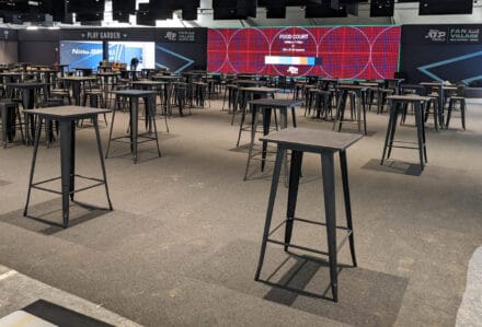 Tavolino Alto Industrial Antracite con piano in ferro con certificazione ignifuga classe 1, idonea per eventi, fiere e congressi.