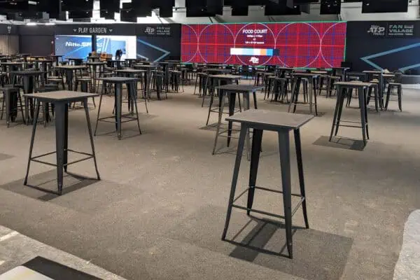 Tavolino alto in antracite in un ambiente elegante