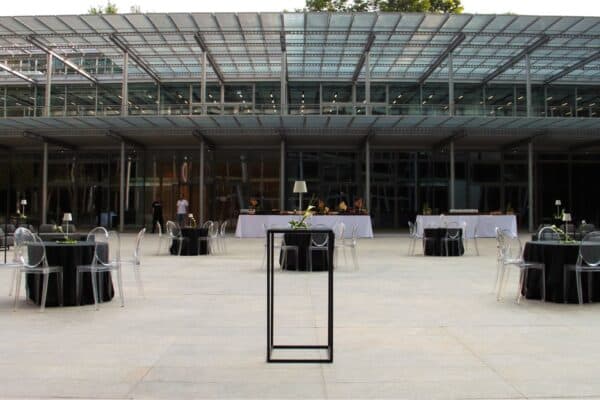 Elegante tavolino alto Simply Maxi Nero in finitura nera, ideale per ambienti moderni e sofisticati, perfetto come complemento d'arredo per eventi e spazi living di design.