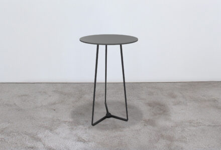 Il tavolino Atomo ignifugo con certificazione ignifuga classe 1, idonea per eventi, fiere e congressi.