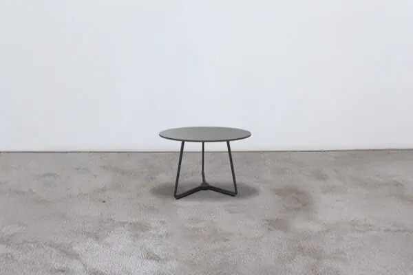 Tavolino Atomo Basso: elegante tavolino moderno con struttura in metallo nero e piano rotondo. Design minimalista e contemporaneo, perfetto per soggiorni, uffici o ambienti di design raffinati.
