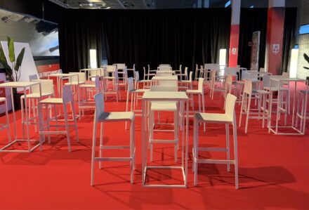 Tavolino mangia-in-piedi con struttura in metallo verniciato di colore bianco, con certificazione ignifuga classe 1, idonea per eventi, fiere e congressi.