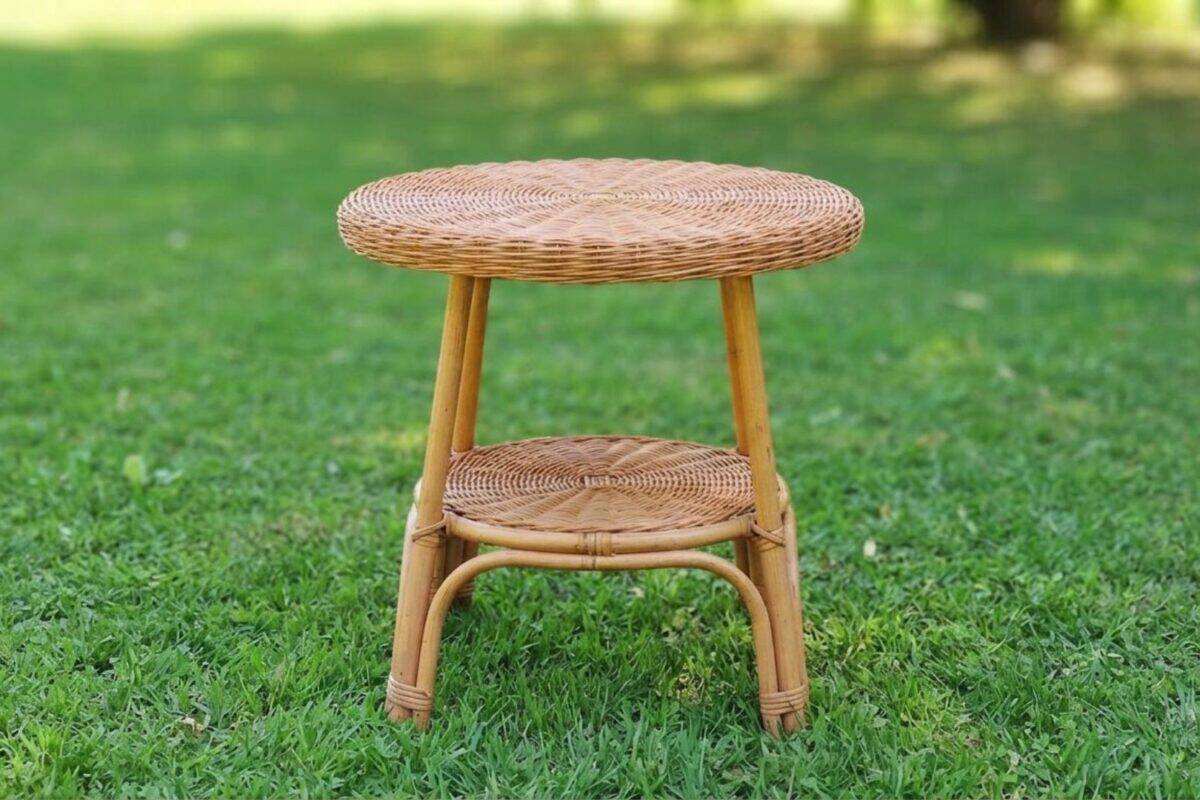 Sedia in vimini naturale su prato verde, perfetta per arredamento esterno e giardino.