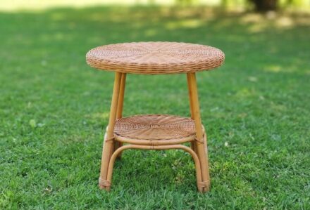 Sedia in vimini naturale su prato verde, perfetta per arredamento esterno e giardino.