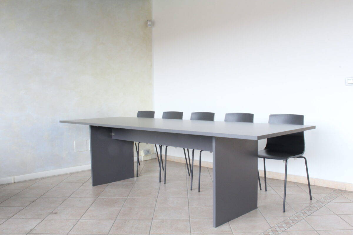 noleggio tavolo riunione relatori grigio antracite